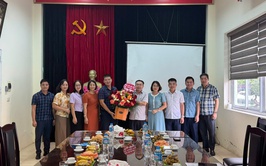 ĐOÀN LÃNH ĐẠO XÃ THANH TRÌ THĂM, CHÚC MỪNG TRUNG TÂM DỊCH VỤ TỔNG HỢP XÃ NHÂN KỶ NIỆM 101 NĂM NGÀY BÁO CHÍ CÁCH MẠNG VIỆT NAM