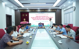 Đồng chí Bí thư Đảng ủy xã làm việc với khối Kinh tế - Đầu tư - Xây dựng về kết quả thực hiện nhiệm vụ 6 tháng đầu năm 2026
