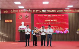 CÔNG BỐ VÀ TRAO QUYẾT ĐỊNH BỔ NHIỆM PHÓ TRƯỞNG PHÒNG KINH TẾ XÃ DÂN HOÀ