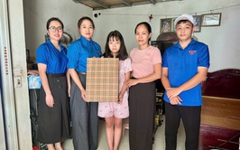 CHI ĐOÀN THANH NIÊN CƠ QUAN UBND XÃ PHÚC THỌ TRAO YÊU THƯƠNG ĐẾN TRẺ EM CÓ HOÀN CẢNH KHÓ KHĂN