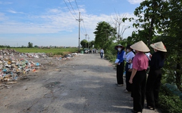 Ban Kinh tế - Ngân sách Hội đồng nhân dân xã Phú Nghĩa tổ chức khảo sát thực tế công tác vệ sinh môi trường và thu gom tập kết rác thải trên địa bàn xã