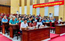 Hội nông dân xã Ô Diên tuyên truyền pháp luật thu gom rác thải và bảo vệ môi trường nông thôn.