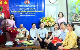 Đồng chí Trần Văn Nghĩa-Phó Bí thư Thường trực Đảng ủy xã trao huy hiệu 75 năm tuổi Đảng tại nhà riêng cho đảng viên lão thành
