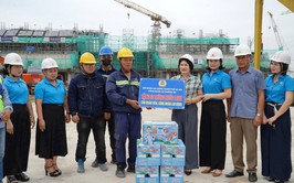 Lãnh đạo xã Thường Tín động viên công nhân thi công dự án trọng điểm