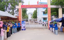 Tiếp sức sĩ tử tại vùng cao Ba Vì