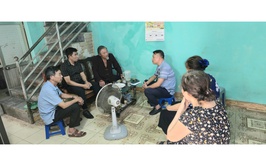 MTTQ phường Long Biên tuyên truyền, vận động hộ gia đình ông Nguyễn Ngọc Quang thực hiện bàn giao mặt bằng tại dự án xây dựng tuyến đường 13,5m