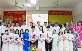07 HỌC SINH TRƯỜNG THPT ỨNG HÒA B VINH DỰ ĐƯỢC ĐỨNG TRONG HÀNG NGŨ CỦA ĐẢNG.