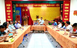 Đồng chí Nguyễn Minh Hồng – Bí thư Đảng ủy, Chủ tịch HĐND xã về dự sinh hoạt thường kỳ cùng Chi bộ Thôn Giếng, xã Tây Phương