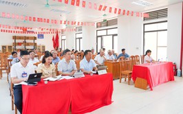 Đồng chí Phùng Văn Tài- Phó Bí thư Thường trực Đảng uỷ xã Quốc Oai dự sinh hoạt chi bộ tại thôn Phúc Đức