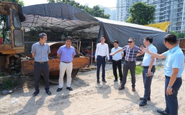 Bí thư Đảng ủy xã Gia Lâm Lê Ngọc Anh kiểm tra hiện trường các dự án giao thông trên địa bàn