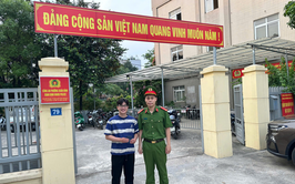 Công an phường Xuân Đỉnh nhanh chóng hỗ trợ tìm chủ nhân và trao trả tài sản cho người dân