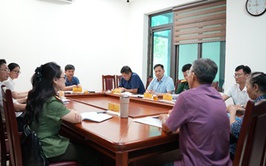 Đồng chí Nguyễn Huy Hoàng - Phó Bí thư Đảng ủy, Chủ tịch UBND xã tiếp công dân định kỳ tháng 6/2026