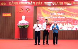 XÃ DÂN HÒA TỔ CHỨC HỘI NGHỊ CÔNG BỐ VÀ TRAO QUYẾT ĐỊNH VỀ CÔNG TÁC CÁN BỘ
