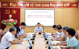 Đồng chí Bí thư Đảng ủy phường làm việc với Trạm Y tế phường Phú Thượng