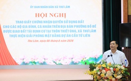 XÃ THƯ LÂM TRAO GIẤY CHỨNG NHẬN QUYỀN SỬ DỤNG ĐẤT CHO 48 HỘ DÂN PHƯỜNG BỒ ĐỀ ĐƯỢC GIAO ĐẤT TÁI ĐỊNH CƯ TẠI THÔN THIẾT ÚNG, THỰC HIỆN GIẢI PHÓNG MẶT BẰNG DỰ ÁN CẦU TỨ LIÊN