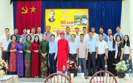 Đồng chí Trần Văn Nghĩa-Phó Bí thư Thường trực Đảng ủy xã dự lễ kỷ niệm 80 năm ngày mất cụ Nguyễn Đình Khánh, Tổ nghề nhiếp ảnh Lai Xá