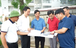 Đồng chí Bí thư Đảng uỷ đi kiểm tra, đôn đốc tiến độ triển khai, thi công một số dự án đầu tư công trọng điểm trên địa bàn xã