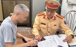 Xử phạt tài xế xe tải làm rơi vãi bùn đất ra đường Võ Chí Công khiến người đi xe máy trượt ngã