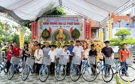 Chùa Linh Thông, chùa Trung Hưng xã An Khánh trao quà cho người có hoàn cảnh khó khăn nhân mùa Phật đản