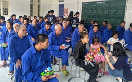 Nhóm học sinh trong Dự án Trang Hoa thăm, giao lưu và tặng quà đối tượng tại Trung tâm Công tác xã hội và Quỹ Bảo trợ trẻ em Hà Nội