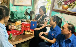 Đoàn thanh niên xã Thượng Phúc thăm tặng quà em Nguyễn Việt Hà có hoàn cảnh đặc biệt khó khăn