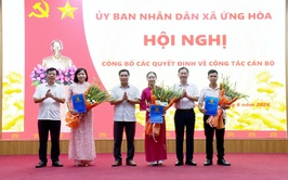 ỨNG HÒA CÔNG BỐ QUYẾT ĐỊNH BỔ NHIỆM LÃNH ĐẠO PHÒNG VĂN HÓA - XÃ HỘI VÀ TRUNG TÂM DỊCH VỤ TỔNG HỢP.