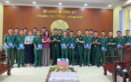 Lãnh đạo xã Nội Bài thăm động viên chiến sĩ mới tại Trung đoàn BB 692