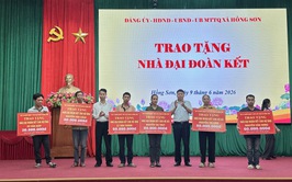 Xã Hồng Sơn sơ kết công tác Mặt trận 6 tháng đầu năm; trao kinh phí hỗ trợ xây dựng nhà Đại đoàn kết và ra mắt Tổ tư vấn phản biện xã hội