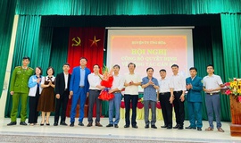 HUYỆN ỦY ỨNG HÒA CÔNG BỐ VÀ TRAO QUYẾT ĐỊNH VỀ CÔNG TÁC CÁN BỘ TẠI XÃ LIÊN BẠT