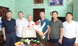 Đồng chí Phó Bí thư Thường trực Huyện uỷ trao Huy hiệu Đảng cho các Đảng viên tại xã Hồng Thái và Nam Triều