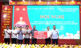 Xã Mỹ Đức trao tặng 35 bộ máy tính cho 35 thôn phục vụ công tác chuyển đổi số ở cơ sở