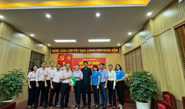 Ngân hàng Chính sách xã hội Thành phố Hà Nội chia sẻ khó khăn với người dân trên địa bàn xã Trung Giã, Đa Phúc trong đợt lũ vừa qua.