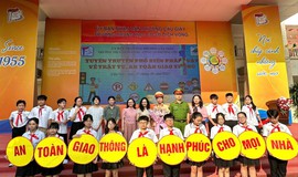 Công an phường Cầu Giấy tổ chức ngoại khóa tuyên tuyền pháp luật về trật tự an toàn giao thông cho học sinh trường THCS Dịch Vọng
