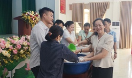 XÃ TRUNG GIÃ TỔ CHỨC HƯỚNG DẪN NGƯỜI DÂN XỬ LÝ MÔI TRƯỜNG SAU NGẬP LỤT