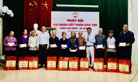 Thôn Thái Bình vui ngày hội Đại đoàn kết trao tặng quà cho các hộ khó khăn