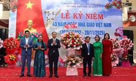 Đồng chí Phó Bí thư Thường trực Đảng uỷ xã chúc mừng Ngày Nhà giáo Việt Nam 20/11 tại trường THCS Minh Cường và THPT Phú Xuyên A