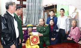 Hội cựu chiến binh xã Mỹ Đức thăm và tặng quà mẹ Việt Nam anh hùng Dương Thị Hạt nhân dịp kỷ niệm 81 năm ngày thành lập Quân đội nhân dân Việt Nam ( 22/12/1944 - 22/12/2025)