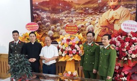 Công an xã Bình Minh thăm, chúc mừng các Giáo xứ, Giáo họ dịp Giáng sinh 2025 