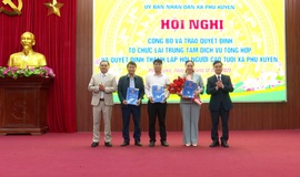 Công bố các quyết định thành lập Trung tâm Dịch vụ tổng hợp và Hội Người cao tuổi xã