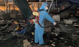 TRẠM Y TẾ PHƯỜNG TỔ CHỨC XỬ LÝ MÔI TRƯỜNG, PHUN KHỬ KHUẨN SAU VỤ CHÁY TẠI CHỢ XANH