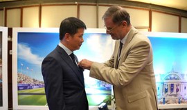 Đại sứ Pháp trao Huân chương Công trạng Quốc gia cho Chủ tịch UBND quận Hoàn Kiếm