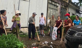 Các Tổ dân phố và Nhân dân trên địa bàn phường Việt Hưng tổ chức tổng vệ sinh môi trường
