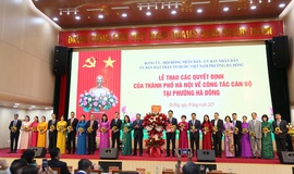 Trao các quyết định của Thành phố Hà Nội về công tác cán bộ tại phường Hà Đông