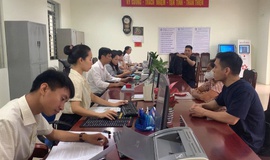 Cán bộ tại điểm phục vụ hành chính công của xã Mỹ Đức tận tình, trách nhiệm trong ngày đầu vận hành mô chính quyền 2 cấp