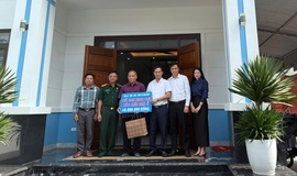Đồng chí Lê Văn Ân Phó Bí thư Thường trực Đảng ủy xã Bình Minh thăm và tặng quà gia đình chính sách nhân dịp 27/7.