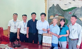 Đồng chí Nguyễn Bá Hoàng - Phó Bí thư Đảng uỷ, Chủ tịch UBND xã Trung Giã thăm, tặng quà Mẹ Việt Nam anh hùng, thân nhân liệt sĩ, thương, bệnh binh nặng nhân kỷ niệm 78 năm Ngày Thương binh - Liệt sĩ (27/7/1947 - 27/7/2025)