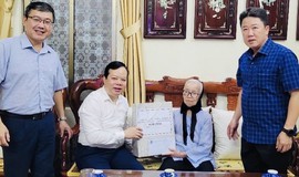 LÃNH ĐẠO PHƯỜNG VĂN MIẾU- QUỐC TỬ GIÁM THĂM HỎI, TẶNG QUÀ CÁC GIA ĐÌNH CHÍNH SÁCH