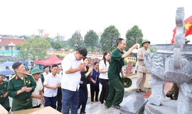 Lãnh đạo xã Hồng Vân viếng nghĩa trang liệt sĩ nhân kỷ niệm 78 năm ngày Thương binh - Liệt sĩ