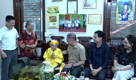 Chủ tịch UBND xã Mỹ Đức Nguyễn Quang Đường thăm và tặng quà mẹ Việt Nam anh hùng và thương binh, thân nhân liệt sĩ nhân dịp kỷ niệm 78 năm Ngày Thương binh liệt sĩ