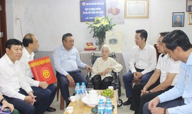 Chủ tịch UBND Thành phố Hà Nội Trần Sỹ Thanh thăm, tặng quà người có công trên địa bàn phường Hoàn Kiếm